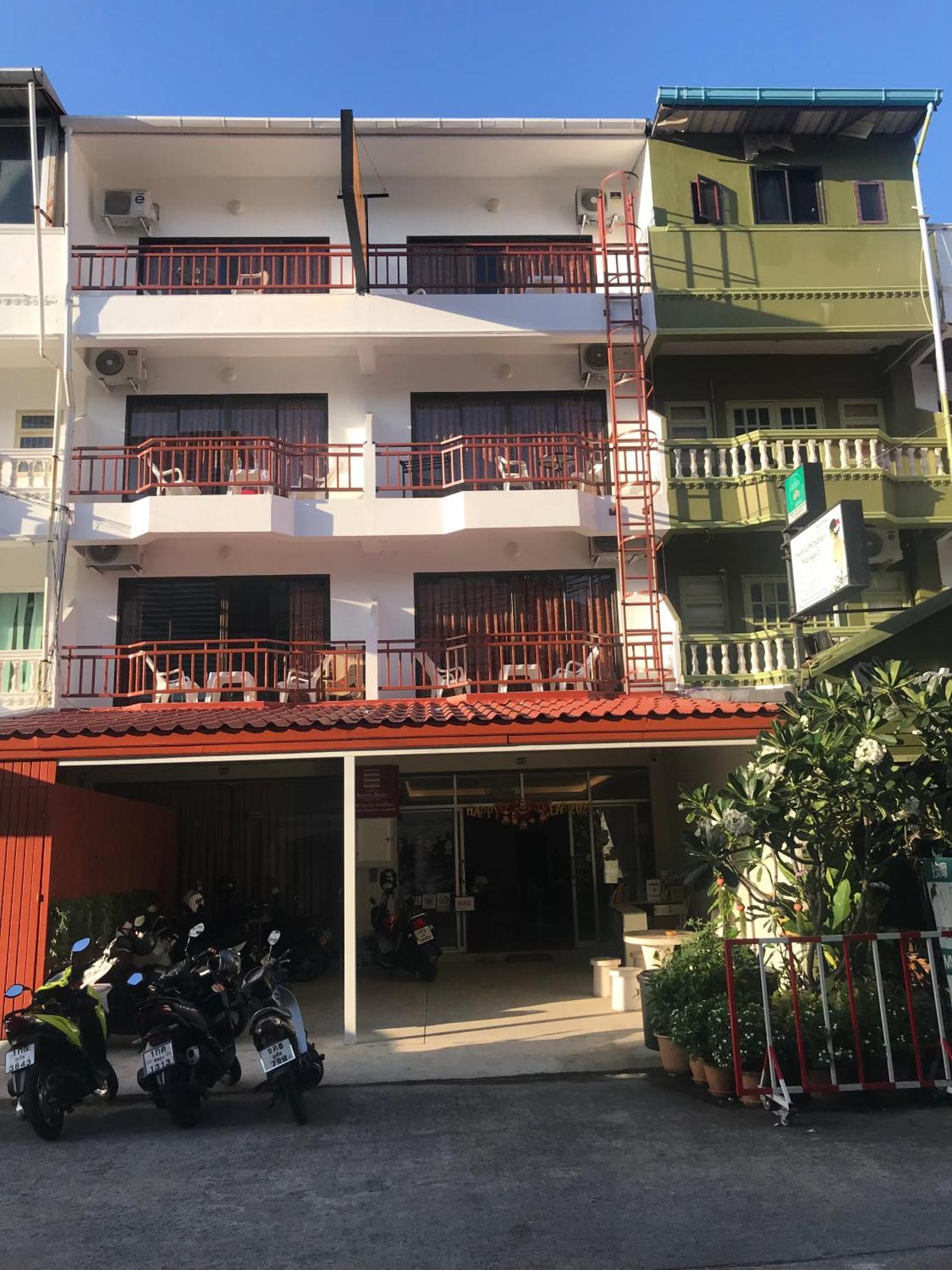 Benetti House Hostel Patong Екстериор снимка
