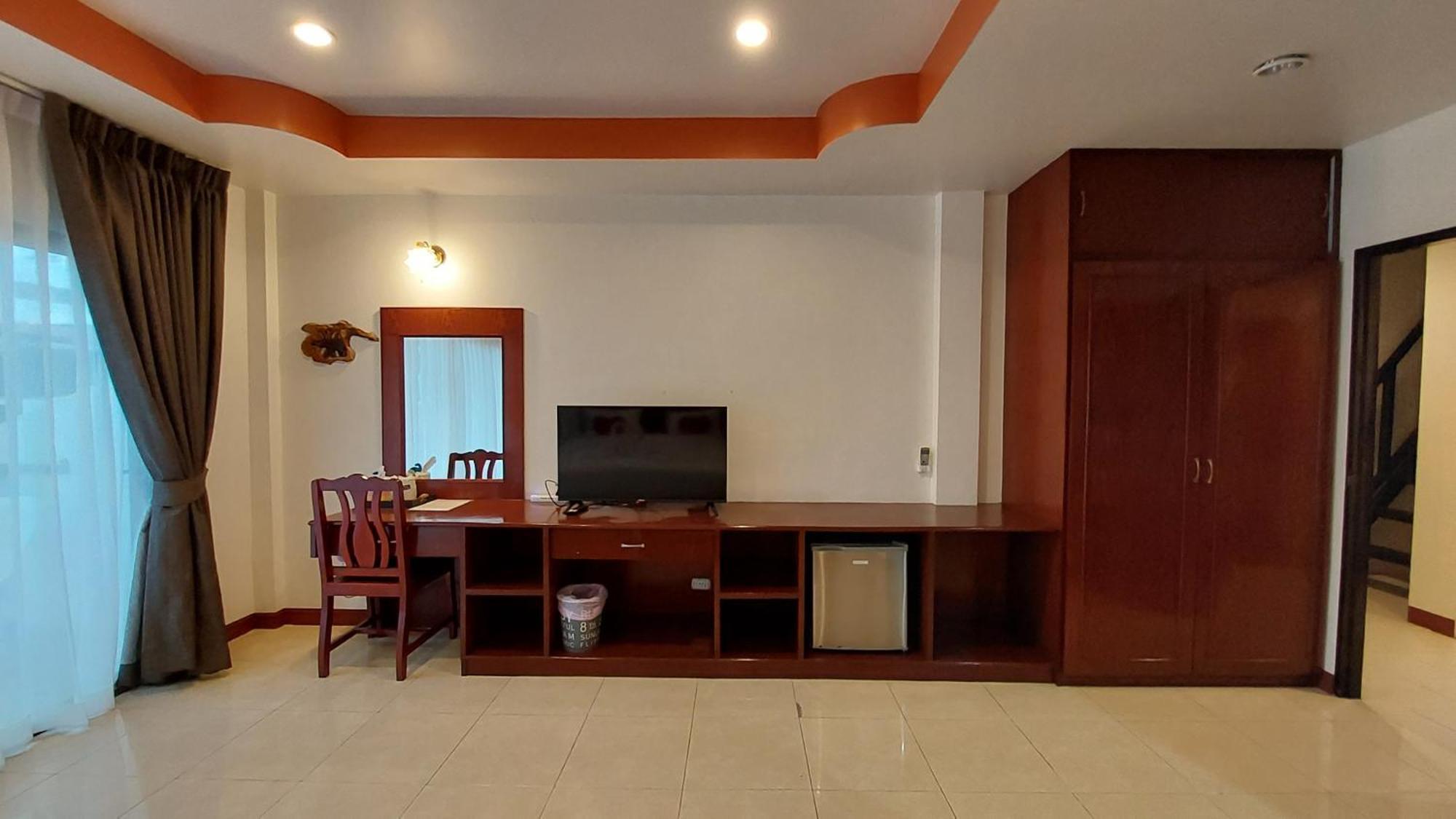 Benetti House Hostel Patong Екстериор снимка