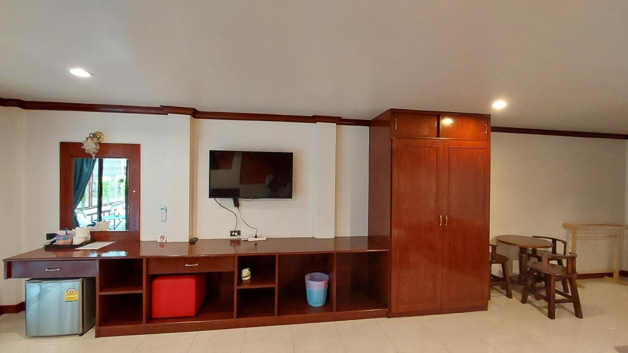 Benetti House Hostel Patong Екстериор снимка