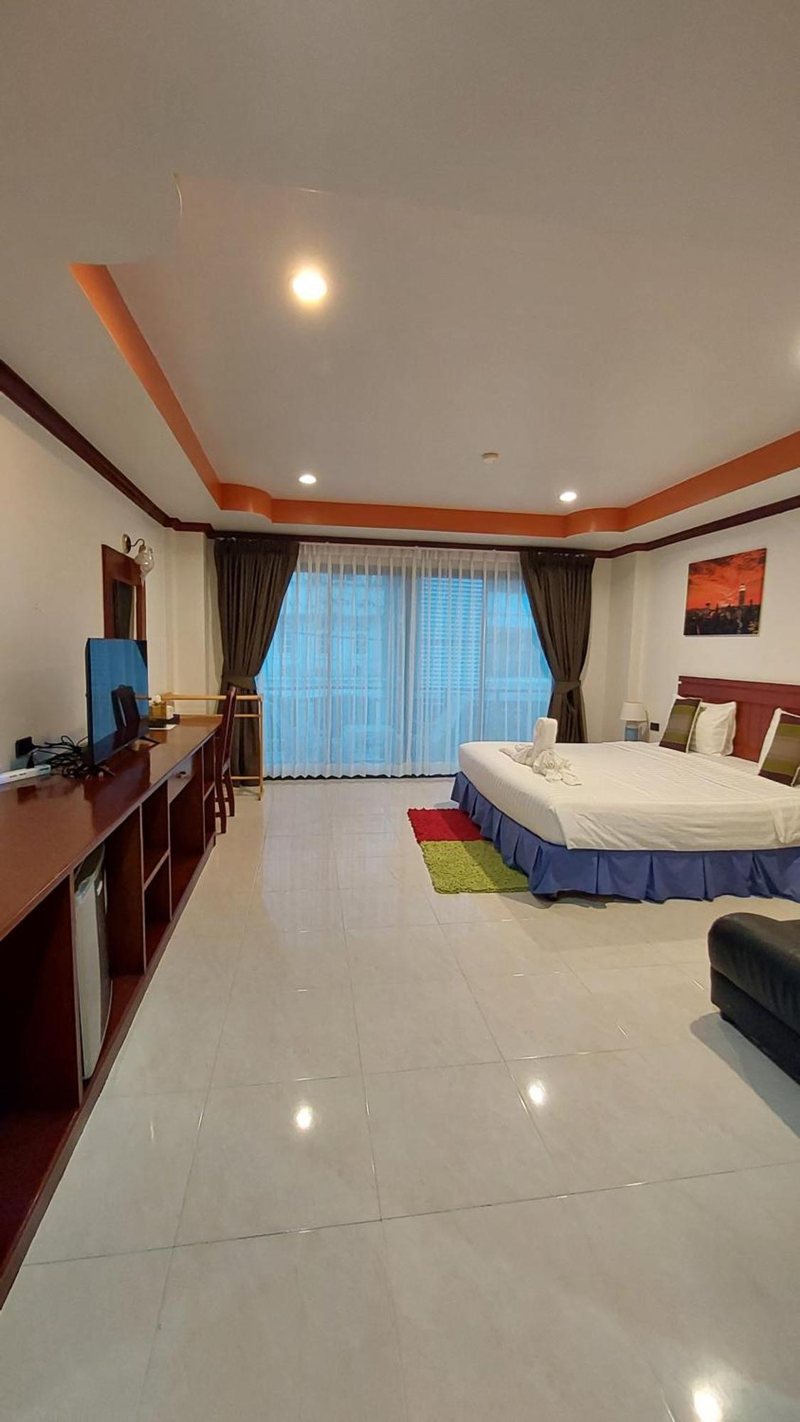 Benetti House Hostel Patong Екстериор снимка