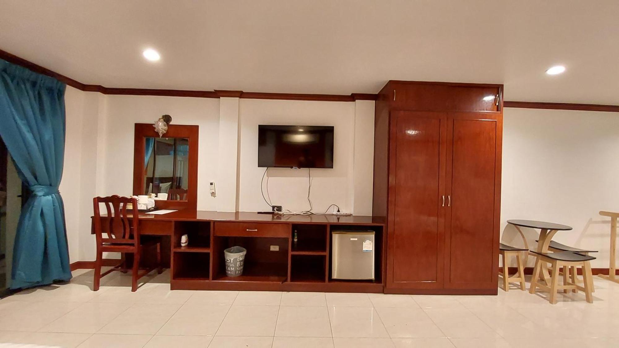 Benetti House Hostel Patong Екстериор снимка