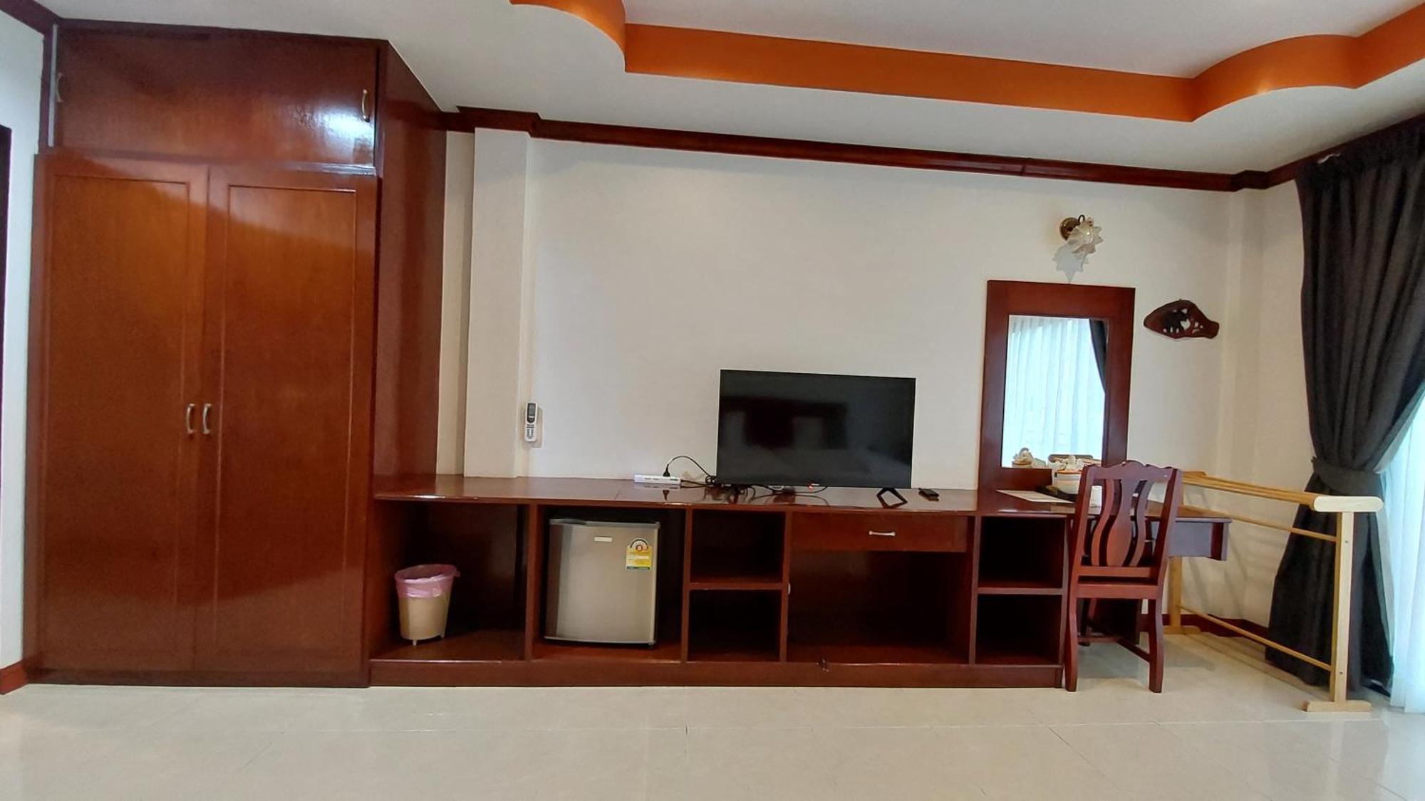 Benetti House Hostel Patong Екстериор снимка