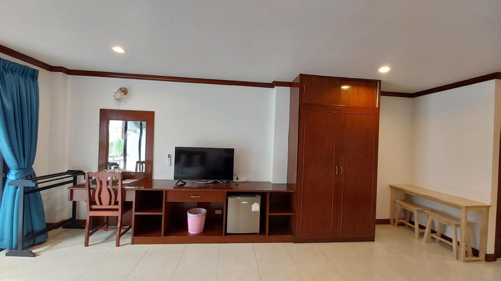 Benetti House Hostel Patong Екстериор снимка
