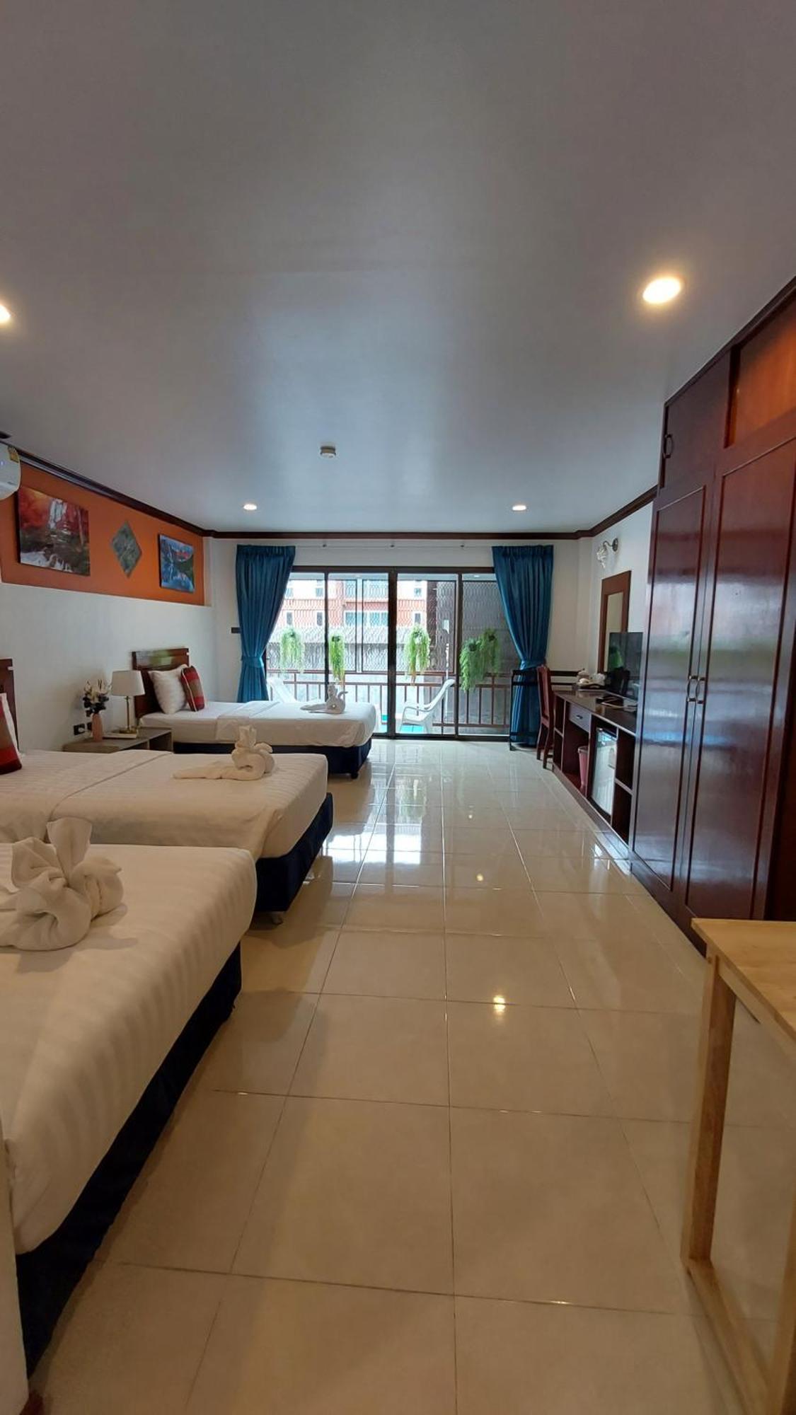 Benetti House Hostel Patong Екстериор снимка