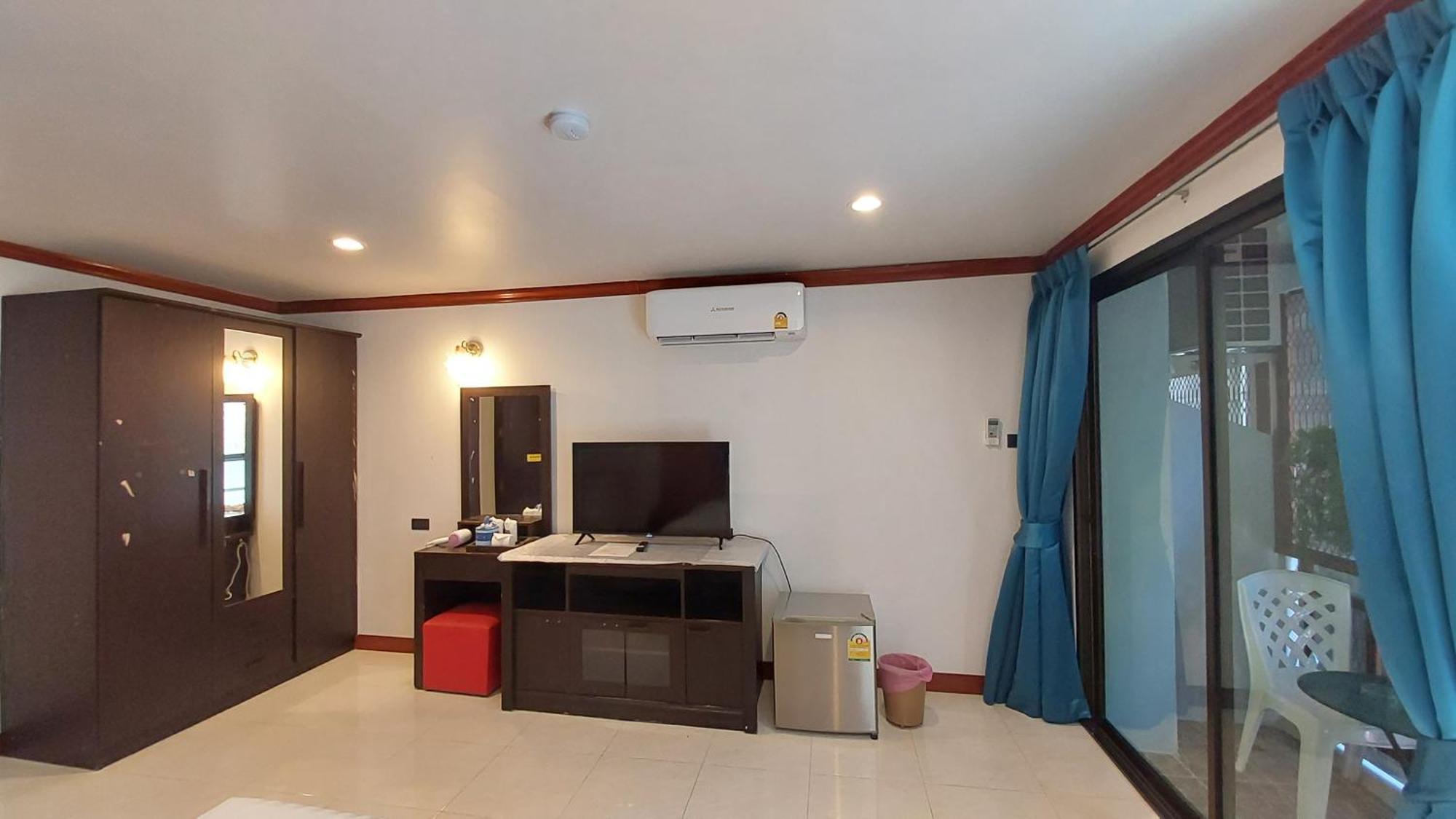Benetti House Hostel Patong Екстериор снимка