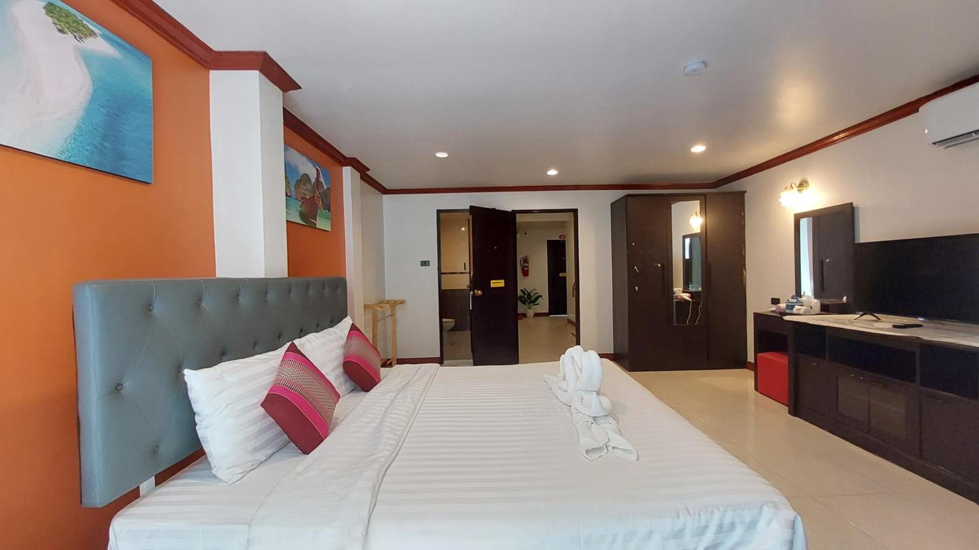 Benetti House Hostel Patong Екстериор снимка