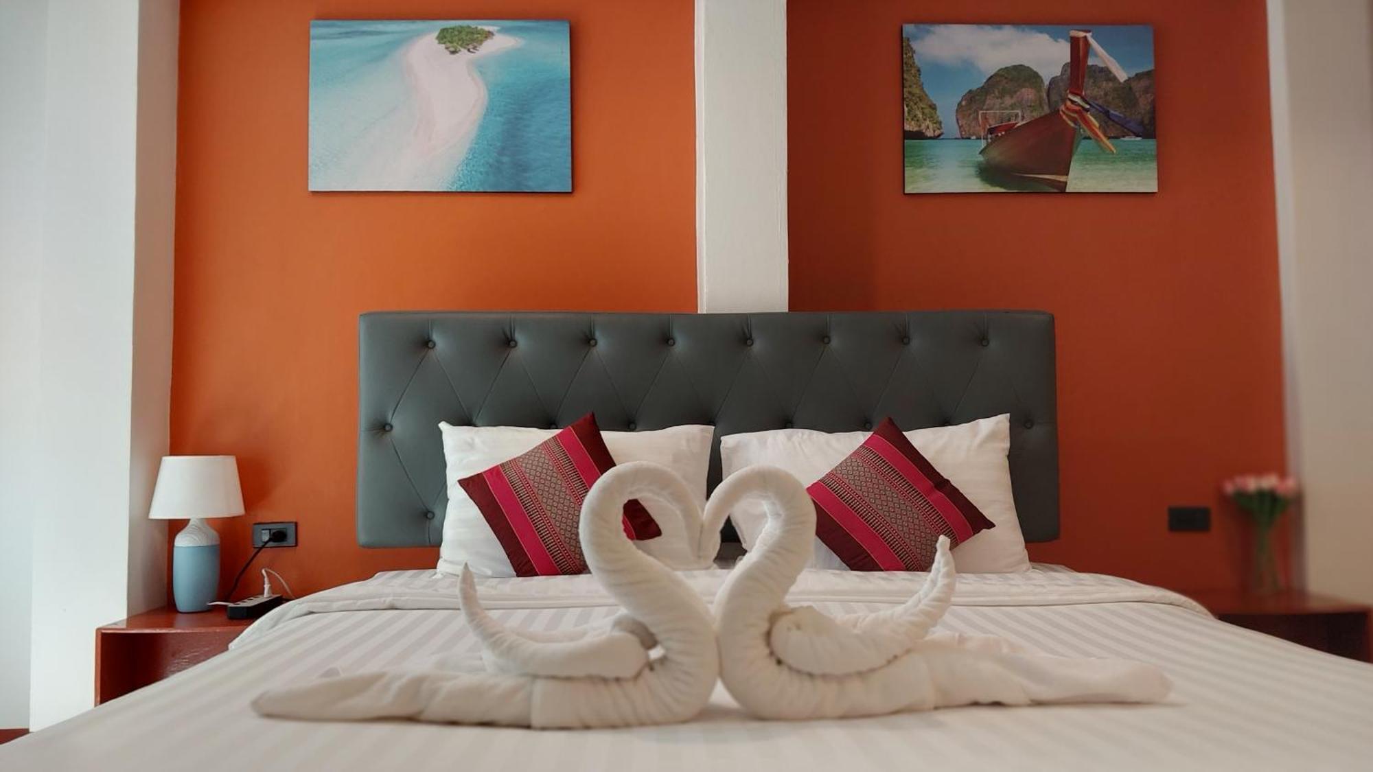 Benetti House Hostel Patong Екстериор снимка